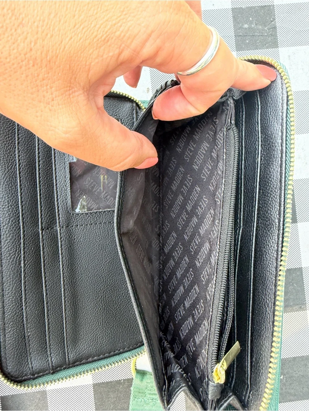 Steve Madden compact emerald